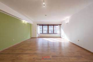 Zéér ruim, onbemeubeld woonappartement te huur in het hartje van Nieuwpoort-Bad. Voorzien van 2 zéér grote slaapkamers, een ruime badkamer en riante leefruimte is dit een echte topper in zijn segment. Ideaal voor vast bewoning of als uitvalsbasis voor uw stek aan zee. Mogelijkheid tot het bijhuren van een garage in de directe omgeving.<br />75 EUR voorschot syndicuskosten. <br />EPC =135
