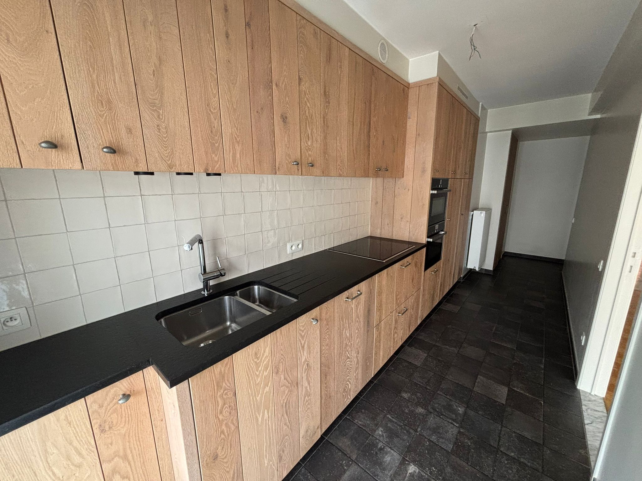 Erg ruim en recent gerenoveerd appartement te huur op de zevende verdieping te Koningsstraat Oostende! - foto 5