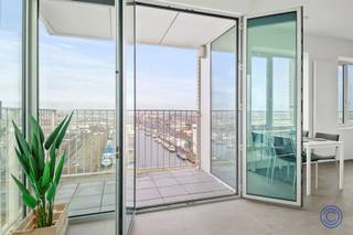 Beschrijving appartementPrachtig afgewerkt appartement met Italiaans design en unieke uitzichten over de stad! Bij binnenkomst in de inkomhal merkt u...