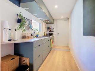Bent u op zoek naar een instapklare woning met een uitstekende ligging? Dan is dit recent gerenoveerde huis in Zwijndrecht beslist iets voor u. Dankzij de doordachte renovatie geniet u hier van modern wooncomfort gecombineerd met een gunstig EPC en zonnepanelen. Een ideale kans voor wie comfortabel wil huren op een strategische locatie.<br /><br />De bereikbaarheid van dit pand is uitstekend. Gelegen in het gezellige dorp van Zwijndrecht, bevindt u zich op loopafstand van scholen, winkels en openbaar vervoer. Vlakbij de woning kunnen kinderen zich uitleven in de grote speeltuin. Ook de sportliefhebbers onder ons vinden hier hun gading in het skatepark, de basketbal- en voetbalterreinen en de sporthal.<br /><br />Indeling van het pand:<br /><br />Gelijkvloers:<br />Inkomhal<br />Lichtrijke leefruimte<br />Ingerichte keuken<br />Toilet<br />Gezellige, zonnige tuin met terras (40 m²)<br /><br />Verdieping 1:<br />Slaapkamer 1<br />Slaapkamer 2<br />Badkamer met inloopdouche en toilet<br /><br />Verdieping 2:<br />Slaapkamer 3<br /><br />Deze gesloten bebouwing kan ook volledig of gedeeltelijk gemeubeld aangeboden worden, mits een te bespreken meerprijs<br /><br />Bent u benieuwd naar deze prachtige woning?  <br />Om een bezoek te brengen vragen wij vooraf uw huurprofiel aan te maken als volgt: ga naar het pand op onze website: www.dewaele.com. Bij het pand ziet u een rode knop "bezoek aanvragen". Als u daar klikt, kan u het huurprofiel aanvullen.<br />Tot binnenkort?