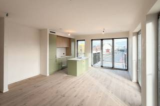 Dit tweeslaapkamer appartement van 91,40 m² beschikt over een inkomhal met toegang tot de lichtrijke eet- en leefruimte, een open keuken met voldoende opbergruimte, twee slaapkamers, een afzonderlijk toilet en een badkamer voorzien van een wastafel en een inloopdouche. Het appartement heeft een oostelijk georiënteerd terras van 8,10 m². <br /><br />Residentie 'Thuis aan de Statie' is een centraal gelegen en energiearm nieuwbouwproject bestaande uit 29 kwalitatief afgewerkte appartementen met 1, 2 en 3 slaapkamers en ruime zonneterrassen verspreid over het gelijkvloers, de eerste, tweede en derde verdieping. Naast de future-proof technieken, vrij van fossiele brandstoffen, en het lastenboek wordt een nadruk gelegd op het sociale aspect, waarbij een gezamenlijk daktuin van 300 m² wordt voorzien. Het hoge comfort vertaalt zich in het gebruik van efficiënte, vooruitstrevende technieken, waarbij ieder appartement werd voorzien van een eigen warmtepomp in combinatie met vloerverwarming. De appartementen worden ook uitgerust met een ventilatiesysteem type D. Op gebied van afwerking is er een degelijke standaard voorzien, volledig in lijn met de smaakvolle architectuur van het gebouw, ontworpen door het Antwerpse architectenbureau AWG. Er zijn 18 bovengrondse staanplaatsen voorzien.<br /><br />Verlaagd BTW-tarief van 6% mogelijk op de volledige constructiewaarde, nu ook voor investeerders mits min. 15 jaar verhuur.<br /><br />Benieuwd? Een persoonlijke, vrijblijvende afspraak kan via guillian@landbergh.be of 09 278 78 79.