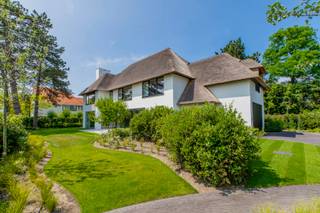 Magnifique villa de construction récente située sur un terrain de 950 m² au Zoute, à quelques pas du Royal Zoute Tennis Club. Les finitions ont...