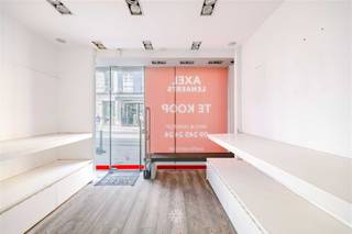 <p><span>GENT, BRABANTDAM - Uniek handelshuis op commerciële toplocatie</span></p><p><span> </span></p><p><span>Op één van de meest centrale winkelassen van Gent, met uitstekende visibiliteit en hoge passage, ligt dit charmante handelshuis, geschikt voor klein- of detailhandel. Gelegen op de Brabantdam, een populaire straat met een mix van zelfstandige boetieks, horeca en grote merken, is dit pand dé perfecte uitvalsbasis voor wie zichtbaar en centraal wil ondernemen.</span></p><p><span> </span></p><p><span> </span></p><p><span>Indeling</span><span>: commercieel gelijkvloers van ca. 25m² met grote vitrine en berging, eerste verdieping met stockruimte, kitchenette en apart toilet, af te werken ruimtes op de tweede verdieping en zolder.</span></p><p><span> </span></p><p><span> </span></p><p><span> </span></p><p><span>De belangrijkste troeven in een notendop: </span></p><ul><li><span>Absolute topligging met veel passage en hoge visibiliteit </span></li><li><span>Ideaal voor detailhandel of conceptstore</span></li><li><span>Te renoveren bovenverdiepingen met potentieel voor kantoor of woonfunctie</span></li><li><span>Instapklaar commercieel gelijkvloers gerenoveerd in 2009</span></li><li><span>Goede bereikbaarheid en vlotte verbinding met centrum en openbaar vervoer</span></li></ul><p><span> </span></p><p><span> </span></p><p><span> </span></p><p><span>Belangrijk: </span></p><p><span>Richtprijs: 495.000 EUR</span></p><p><span>EPC: Niet-residentiële eenheid met Label D (20250617-0003627090-KNR-1)</span></p><p><span>Geen renovatieverplichting</span></p><p><span> </span></p><p><span>Ondernemen op strategische toplocatie in Gent? Contacteer Axel Lenaerts makelaars voor meer info via 09 245 24 24 of <span>Laurens@axellenaerts.be</span></span><span> </span></p>