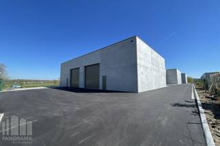 Nieuwbouw KMO-unit van 237 m² en 1 privatieve parkeerplaats te koop in Aartrijke.<br /> <br />De geïsoleerde <strong>casco magazijnruimte</strong> (brandklasse C) is opgebouwd uit een staalconstructie in combinatie met geïsoleerde gladde prebaf betonpanelen met een vrije hoogte van +/- 6 m, toegankelijk via sectionaalpoort (4,50 m B x 4,50 m H) met afzonderlijke toegangsdeur. Verder is de loods voorzien van o.a. een lichtstraat met rookluik, polybetonvloer, een regenwaterput (6.500 L) en een septische put. Aansluitingen van nutsvoorzieningen (water, elektriciteit (40A- 3 fasig 400 V), distributie, telefonie en internet) komen binnen in de unit. De <strong>voorziene oplevering is Q2 - Q3/2026</strong>. <br /><br />De unit maakt deel uit van het nieuwbouw KMO-project "<strong>LAKEBOS</strong>" bestaande uit 8 KMO-units met oppervlakte van +/- 192 m² tot 326 m² (samenvoegbaar tot grotere oppervlaktes) .<br />De dakstructuur laat het toe zonnepanelen te plaatsen (15 kg/m²). Ruime parkeer- en manoeuvreerruimte op de site.<br /><br />Uitermate goed gelegen op amper 450 m van de bedrijvige Aartrijksestraat met vlotte verbinding naar de Torhoutsesteenweg en de op- en afrit 11 Ruddervoorde van de E403.<br /><br />Contacteer <strong>PANORAMA B2B</strong> voor bijkomende (technische) inlichtingen, plannen of een vrijblijvend plaatsbezoek op het nummer <strong>050 300 800.</strong>
