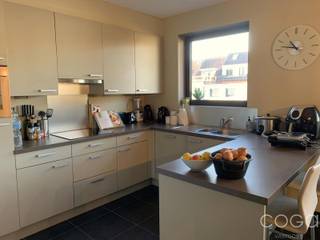 Modern 2-slaapkamer appartement (geen lift) centraal gelegen in Ekeren Donk (grens Brasschaat).Indeling: Inkomhal met gastentoilet, grote leefruimte...