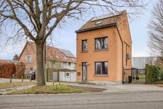 koop: open bebouwing in Mechelen, gelegen aan de stadsrand en nabij openbaar vervoer en invalswegen. Deze ééngezinswoning uit 1938 biedt een grote...