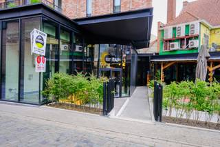 Dit moderne handelspand is gelegen in hartje Hasselt aan de drukste en gezelligste straten van Hasselt ; nl. tussen de Raamstraat en de Zuivelmarkt. Dit mooie pand deed eerder dienst als brouwerij. Het is uitermate geschikt voor tal van mogelijkheden. Het heeft een oppervlakte van circa 245 m² met een zonneterras van 80 m². Er is een aparte ruimte waar een open keuken kan geïnstalleerd worden.<br /><br />Indeling van het pand:<br /> - handelsruimte van 200 m² (plafondhoogte van 4m70)<br /> - mezzanine van 45m²<br /> - dakterras van 80 m² met uitzicht op de zuivelmarkt<br /> - terras vanaf de Zuivelmarkt tot aan de Raamstraat in de doorsteek<br /><br />Het pand is uitermate geschikt voor horeca door de ligging, en is vrij van brouwer. Andere doeleinden zijn zeker mogelijk door de centrale ligging (retail of andere commerciële doeleinden - zie renders bij foto's).<br /><br />Wil je dit mooie handelspand bezichtigen, neem dan contact op met Valère Vangeel op 0472 323 424 of mail naar valere@vestio.com .