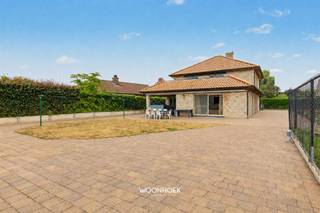 <p>VILLA EXCLUSIVE AVEC VUE PANORAMIQUE À SINT-NIKLAAS</p><p>Cette majestueuse maison de maître située à Sint-Niklaas est un véritable joyau pour les familles en quête d’espace, de confort et d’équipements modernes. Avec une surface habitable de 303 m² et un terrain de 913 m², cette propriété offre de nombreuses possibilités pour une vie agréable.</p><p>AGENCEMENT ET ESPACE</p><p>La propriété dispose de quatre chambres spacieuses, idéales pour une famille qui s'agrandit ou pour aménager un bureau à domicile. Avec deux salles de bains luxueuses, le confort et l'intimité sont garantis pour tous les occupants. Le salon et la salle à manger ouverts constituent le cœur de la maison, avec de grandes baies vitrées donnant sur la campagne environnante. Cet espace respire l’élégance et la lumière, parfait tant pour la vie quotidienne que pour recevoir des invités.</p><br /><hr /><p>CUISINE ET ÉQUIPEMENTS MÉNAGERS</p><p>La cuisine intégrée est équipée d’appareils électroménagers en acier inoxydable haut de gamme, dont un double four encastré et un plan de travail entièrement équipé. Avec ses nombreux rangements et son îlot central, cette cuisine est un véritable paradis pour les amateurs de cuisine.</p><p>CONFORT ET BIEN-ÊTRE</p><p>Les deux salles de bains sont luxueusement aménagées avec des baignoires à remous, des douches à effet pluie design et des sèche-serviettes chauffants, créant ainsi une ambiance digne d’un spa. La chambre principale dispose d’une salle de bains attenante séparée et très spacieuse, dotée de portes-fenêtres pliantes donnant sur un espace extérieur privé.</p><p>ÉQUIPEMENTS PRATIQUES</p><p>Le garage attenant offre suffisamment d’espace pour au moins deux véhicules et dispose d’une borne de recharge pour véhicules électriques. Cela séduira immédiatement les propriétaires modernes et soucieux de l’environnement.</p><br /><hr /><p>ESPACE EXTÉRIEUR</p><p>Le terrain comprend un jardin entièrement pavé avec un coin salon, idéal pour la détente et la vie en plein air. L'emplacement garantit une grande intimité avec vue sur les prairies et le paysage typique de la région.</p><p>EMPLACEMENT ET ACCESSIBILITÉ</p><p>Cette propriété bénéficie d’un emplacement stratégique à Sint-Niklaas, à proximité immédiate du centre-ville et avec un accès facile aux transports en commun. Les écoles, les commerces et les équipements de loisirs sont à portée de main.</p><p>Il s'agit d'une occasion unique de profiter d'un cadre de vie somptueux dans un environnement rustique.</p>