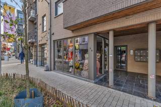 <p>Voor meer info of een bezoek, bel 054 69 39 37 - Dit <strong>goed gelegen handelspand</strong> bevindt zich in het <strong>centrum van Ninove</strong> en biedt een praktische en veelzijdige <strong>commerciële ruimte</strong> voor ondernemers, zelfstandigen of investeerders. Dankzij de centrale ligging en de goede bereikbaarheid is het pand vlot toegankelijk voor zowel klanten als leveranciers. Het gebouw werd opgetrokken in 2008 en verkeert in zeer goede staat. Recent werd <strong>het volledig herschilderd</strong>, wat zorgt voor een nette en verzorgde uitstraling. <strong>De energiezuinige constructie</strong> en <strong>de instapklare afwerking</strong> maken dat er geen bijkomende werken nodig zijn. De ruime en lichtrijke handelsruimte kan flexibel worden ingericht als open geheel of opgedeeld in verschillende zones, afhankelijk van het beoogde gebruik. Door de indeling is het pand geschikt voor uiteenlopende activiteiten zoals kantoorruimte, winkel, praktijk, showroom of vergaderruimte. <strong>De aanwezige kortparkeerplaatsen</strong> vlak voor het pand vormen een duidelijke meerwaarde in het stadscentrum en verhogen het comfort voor bezoekers. Daarnaast beschikt het handelspand over een kitchenette, berging, apart toilet en een technische ruimte. Achteraan is er <strong>een private autostaanplaats</strong>, handig voor eigen gebruik of leveringen. Verwarming gebeurt via een hoogrendementsketel en het pand is uitgerust met een alarmsysteem en camera’s. Een verzorgd en functioneel handelspand op een centrale locatie in Ninove, met diverse gebruiksmogelijkheden en <strong>onmiddellijk beschikbaar.</strong></p>