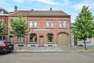 In het centrum van Nieuwpoort-stad bevindt zich deze unieke, door de jaren heen gerenoveerde woning vol potentieel op een ruim perceel waar...