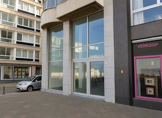 Ontdek dit uitzonderlijk handelspand op het gelijkvloers van een standingvol gebouw aan de zeedijk. De ideale plek om je zaak zichtbaar én stijlvol...