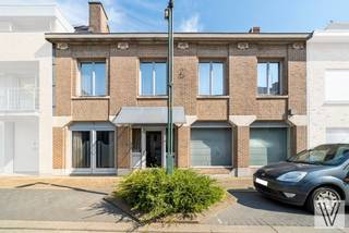 Pal in het centrum van Pittem bevindt zich deze ruime woning met tal van opportuniteiten (326 m²) op een grondoppervlakte van 497 m².Dit centraal...