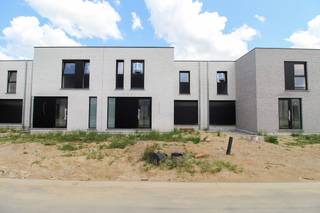 Op de grens van Roeselare en Hooglede, in de Simonne Brugghestraat, staan deze halfopen en gesloten nieuwbouwwoningen in een rustige en kindvriendelijke buurt. Ze charmeren met hun unieke nieuwbouwstijl, waarbij een goede bereikbaarheid en een groene omgeving perfect samenkomen. Je kunt gemakkelijk de autosnelweg nemen of het openbaar vervoer gebruiken. Bovendien geniet je van de nabijheid van ziekenhuizen, scholen, winkels en diverse recreatiemogelijkheden, waardoor het een ideale woonplek is voor zowel jong als oud.<br /><br /><strong>Troeven van deze woningen:</strong>
<ul>
<li>Instapklare, energiezuinige woning;</li>
<li>Vloerverwarming op het gelijkvloers in combinatie met het warmtenet;</li>
<li>3 ruime slaapkamers;</li>
<li>Badkamer uitgerust met een inloopdouche, bad en dubbel lavabomeubel;</li>
<li>Ruime inpandige garage met automatische sectionaalpoort;</li>
<li>Vanuit de garage is er toegang tot de aangelegde tuin;</li>
</ul>
Wil je meer informatie? Neem dan nu nog contact met ons op!