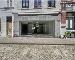 Zeer gunstig gelegen handelsgelijkvloers in de winkelstraat in het centrum van Tervuren met veel passage! Inkom, winkelruimte (30m²), atelier...