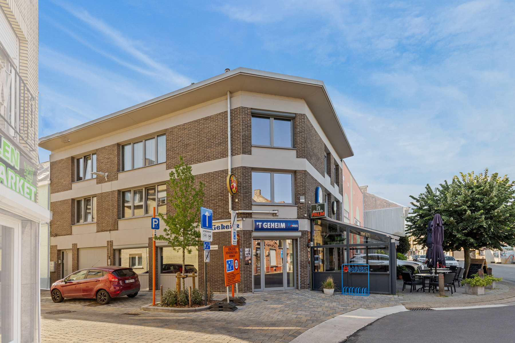 Handelsfonds en handelsruimte met appartement op commercieel strategische ligging - foto 3