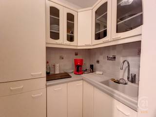 1-slaapkamerappartement gelegen in het rustige Raversijde (Oostende). De leefruimte geniet van aangename lichtinval en biedt een gezellige woonomgeving. De keuken is compact en functioneel, en de slaapkamer beschikt over ingebouwde kasten. Het appartement vraagt enige opfrissing, maar biedt mooie mogelijkheden om het naar eigen smaak in te richten. Ideaal als tweede verblijf of investering, op wandelafstand van zee, duinen en openbaar vervoer.