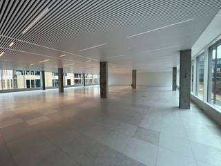 Fenomenaal gelegen kantoren met een oppervlakte van 1.000 m² (en meer) te huur aan<strong> The Loop</strong>, op amper <strong>2 km van het knooppunt E40/E17 </strong>en nabij de <strong>R4 te Zwijnaarde</strong>. Deze unieke locatie zorgt voor een uitstekende bereikbaarheid, zowel met de wagen als het openbaar vervoer, en ligt op slechts enkele minuten van het <strong>centrum van Gent</strong>.<br /><br />De instapklare kantoren bevinden zich in twee kwalitatieve nieuwbouw BEN-kantoorgebouwen, waarvan het ene gebouw vier verdiepingen heeft en het andere vijf verdiepingen. Elk van deze verdiepingen wordt volledig verhuurd, waardoor u kunt profiteren van een ruim en efficiënt ingericht werkoppervlak. De gebouwen zijn verbonden door een centraal gelegen <strong>middenplein</strong>, dat sfeervol en modern is ingericht als ontspanningszone.<br />De kantoren zijn uitgerust met een combinatie van innovatieve technologieën zoals een <strong>PV-installatie, geothermie, klimaatplafonds en DALI-gestuurde verlichting</strong>. Verder beschikken de gebouwen over <strong>ruime parkeermogelijkheden</strong>.<br /><br />De kantoren zijn<strong> onmiddellijk beschikbaar</strong>. Voor meer informatie of een vrijblijvend plaatsbezoek kunt u contact opnemen met <strong>PANORAMA B2B GENT KANTOREN</strong> op <strong>09 225 09 02</strong>.