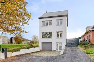 Maison semi-ouverte prête à emménager à Meldert, stratégiquement située à proximité de plusieurs arrêts de bus, de divers itinéraires cyclables et pédestres et du centre du village. La maison a été entièrement rénovée en 2021 et est équipée de panneaux solaires, du chauffage au sol et du chauffage central au gaz naturel. Elle est agencée comme suit : au rez-de-chaussée : un hall d'entrée spacieux avec garage, cave et buanderie. Au premier étage, nous trouvons des toilettes séparées, le salon avec cuisine ouverte (tous les appareils sont présents) et un accès direct à la terrasse et au jardin. Au deuxième étage, il y a 2 chambres spacieuses et la salle de bains avec baignoire et douche. Le grenier a déjà été entièrement transformé en 3ème chambre. ATOUTS : | Électricité conforme | Entièrement prêt à emménager | Sans amiante | 10 panneaux solaires | EPC B ! (184) | Vous souhaitez obtenir plus d'informations ou visiter le bien ? N'hésitez pas à envoyer un e-mail à Louis@immoaccenta.be.