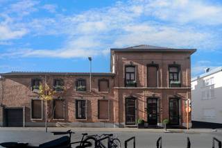 PRACHTIG HOEKPAND OP EEN TOPLIGGING<br />Een woning, handelszaak of kantoor als uit een sprookje – waar elke hoek sfeer, warmte en gezelligheid uitstraalt.<br />Een plek die je niet alleen ziet, maar echt voelt.<br /><br />Prachtig hoekpand (hierdoor krijg je prachtige lichtinvallen) Handelspand, kantoor, praktijk van ongeveer 110 M² <br />Natuurstenen vloeren Atelier met wasbak, terrasje, garage<br /><br /><strong>1 ste verd</strong> de kleuren de sfeer dompelen je meteen onder in een magische beleving die je niet snel vergeet ( bijna alle meubelen kan je ook kopen )<br />Leefruimte met open haard cassette aanpalend de eetruime bij de praktische ingerichte keuken<br />Verder nog een zeer aangenaam bureelhoek met ingemaakte kasten, slaapkamer en schuifdeur naar een bijzondere sfeervolle badkamer met ligbad<br /><strong>2 de verd</strong> een prachtige hoge ruimte momenteel een master bedroom makkelijk in te delen in nog meerder slaapkamers<br />ZONNEPANELEN - RECENTE C.V. KETEL ( 2026 ) dus EPC is eigenlijk beter<br />EPC 348<br />52 FOTO S OP www.immo-service.be