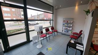 Verzorgd handelsgelijkvloers van ca. 45m² gelegen in een klein hoekpand op een uitstekende locatie welke ideaal geschikt voor een vrij beroep...