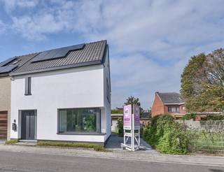 Deze <strong>kwalitatief gerenoveerde </strong>woning combineert hedendaags comfort met een ideale ligging. De woning omvat <strong>2 slaapkamers</strong>, een trendy badkamer met inloopdouche en ligbad en een ruime zolder met <strong>mogelijkheid tot een 3de slaapkamer</strong>.<br /><br />De <strong>ruime berging</strong> aansluitend aan de keuken biedt extra praktische opbergruimte. Buiten beschikt de woning over een oprit en een makkelijk te onderhouden tuin, ideaal voor wie graag van een <strong>aangename buitenruimte</strong> geniet zonder veel onderhoud.<br /><br />Dankzij de <strong>zonnepanelen </strong>geniet je bovendien van extra energiezuinigheid. De <strong>centrale ligging</strong> zorgt ervoor dat je vlot het centrum van Bornem bereikt, terwijl ook <strong>Breeven</strong> vlakbij gelegen is.<br /><br />Een prachtige woning voor wie <strong>hedendaags wooncomfort</strong>, een praktische indeling en een <strong>ideale ligging</strong> weet te waarderen!