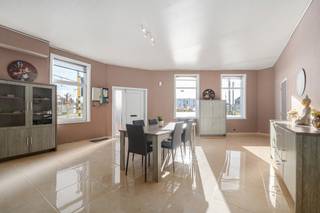 [[ DIT PAND NEEMT DEEL AAN DE ERA OPEN HUIZEN DAG OP 14/3 VAN 16:00 TOT 17:00 ]]
koop: ruime gesloten woning in het centrum van Dendermonde, op wandelafstand van station, bushalte en voorzieningen.<br />Deze karaktervolle woning biedt veel ruimte en potentieel, met maar liefst vijf slaapkamers en grote leefruimtes. Dankzij de centrale ligging nabij openbaar vervoer en scholen is dit een ideale gezinswoning. Bovendien beschikt u over een ruime garage, waardoor parkeren geen probleem is.
<p>Belangrijkste ruimtes:<br />• Grote living (68 m²) met open haard en veel lichtinval<br />• Ruime keuken (22 m²) <br />• Vijf slaapkamers (8 m², 9 m², 13 m², 24 m², 37 m²)<br />• Badkamer (7 m²) met ligbad, toilet en wastafel<br />• Twee bergingen (8 m² en 11 m²) met aansluiting voor wasmachine en droogkast<br />• Garage (33 m²)<br />• Tuin (160 m²) ideaal voor ontspanning<br />- Volledig onderkelderd</p>

<p>Troeven:<br />• Centrale ligging nabij station, bushalte en voorzieningen<br />• Grote woning met veel slaapkamers en ruime indeling<br />• Garage aanwezig, geen parkeerstress</p>

<p>Neem vandaag nog contact op met uw ERA-makelaar voor een bezoek.<br />JOUW DROOMHUIS. ZO GEVONDEN!</p>