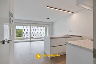 <strong>Recent 2-slaapkamer appartement met terras en zicht op de Moervaart te huur in Moerbeke (Lokeren)!</strong><br /><br />Instapklaar appartement met een ruim terras, ondergrondse parkeerplaats, kelderberging en fietsenstalling. Gelegen op de tweede verdieping van een modern gebouw met lift. Het terras van 15 m² biedt een uitzicht op de Moervaart en de omliggende natuur. Met een EPC-label A (53 kWh/m²) is dit appartement niet alleen comfortabel, maar ook bijzonder energiezuinig. <br /><br /><strong>Troeven:</strong><br />- Bouwjaar 2021<br />- EPC label A<br />- 2 slaapkamers<br />- Terras met zicht op Moervaart<br />- Ondergrondse parkeerplaats en kelderberging<br />- Gemeenschappelijke fietsenstalling aanwezig<br /><br />Gemeenschappelijke kosten: 50€/maand<br />Hebt u interesse in dit appartement? Gelieve te mailen naar dario@immomamo.be
