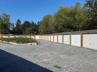 Deze garagebox met manuele kantelpoort is gelegen in de Gebroeders Van Raemdonckstraat te Temse! Asbestveilig. Contacteer ons gerust voor...