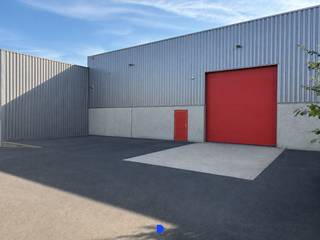Instapklaar bedrijfsgebouw met private parkeerplaats in Dadizele, gunstig gelegen en met een vlotte ontsluiting naar de Meensesteenweg.<br /><br />De loods is geschikt voor diverse doeleinden zoals opslag, productie of atelier en beschikt over een gemetselde bureauruimte met ventilatie en een apart toilet.<br /><br />Ook aan de voorzijde van het gebouw zijn bijkomende opslagmogelijkheden voorzien.<br /><br />De ruimtes werden op de foto's digitaal leeggemaakt om de privacy van de huidige gebruiker te respecteren en een duidelijker beeld van de beschikbare ruimte te geven.<br /><br /><strong>Details:</strong><br />- automatische sectionaalpoort (4,2m x 4,5m hoog)<br />- aparte toegangsdeur<br />- gepolierde beton<br />- lichtstraat<br />- 357m² vloeroppervlakte (21m x 17m)<br />- 40.000l regenwater<br />- alarminstallatie<br />- led-verlichting<br /><br />De <u>jaarlijkse gemeenschappelijke kosten</u> omvatten de brandbeveiliging, het onderhoud van de tuin, elektriciteit, beheerskosten syndicus, verzekering blokpolis, software boekhouding, water, zegels en zendingen en bankkosten.<br /><br />KI ten laste van de huurder, huurprijs exclusief btw.<br /><br />Vrij in onderling overleg.<br /><br /><strong>Contact:</strong><br />Voor meer informatie of een bezoek, contacteer Stijn op 0491 61 42 19 of info@stijndebusschere.be<br /><br />