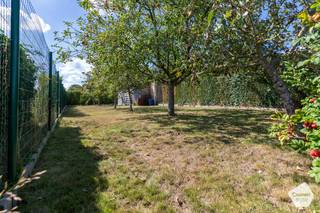 VRIJSTAANDE LANDELIJK GELEGEN TE RENOVEREN STEVIGE WONING op een mooi perceel van 980 m² dit pand is door zijn locatie en mogelijkheden, een...