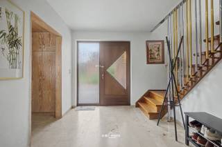 In de Edmond Meertstraat staat deze instapklare open bebouwing (bouwjaar 1987) op een perceel van 510 m². De woning is opgetrokken in beton met isolerende thermoblokken, een stevige en duurzame bouwwijze die zich vertaalt in een uitstekend energieprofiel. Met een EPC-label B (117 kWh/m²jaar) scoort ze ruim boven het gemiddelde voor de regio en zit ze dicht bij de Vlaamse doelstelling voor 2050. Een lucht-luchtwarmtepomp, 22 zonnepanelen, dakisolatie tot 25 cm, vloerisolatie, laadpaal en een driefasige aansluiting maken het plaatje compleet.<br />De ligging is een droom voor gezinnen met kinderen: rustige doodlopende straten zonder doorgaand verkeer en een speeltuin om de hoek. Veilig buitenspelen op wandelafstand, dat is hier vanzelfsprekend.<br />Binnen leidt een ruime inkomhal naar de lichtrijke leefruimte. De volledig geïnstalleerde keuken uit 2019 pronkt met Miele, Liebherr, AEG-inductie en ATAG-combioven. Het gelijkvloers biedt verder een inloopdouche, apart toilet en volop bergruimte. Boven vindt u drie volwaardige slaapkamers en een tweede badkamer met dubbele wastafel, ligbad en toilet. De vaste trap loopt door naar een ruime zolder.<br />Buiten speelt de woning haar troeven uit: een verzorgd terras, een fraai aangelegde tuin op het oosten en als blikvanger een overdekt buitenzwembad. De vernieuwde oprit biedt plaats voor twee wagens en leidt naar een ruime garage van 45 m² met elektrische poort en smeerput.<br />Bel of mail ons voor een afspraak op het nummer: 052/46.38.03 of info@uw-huis.be en wie weet tot binnenkort!<br />