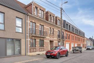 <p>Op het gelijkvloers van een rustig gelegen gebouw in de Lt Philippartstraat te Steenokkerzeel wacht dit instapklare appartement op jou. De ligging in een rustige zone, gecombineerd met de nabijheid van winkels, scholen, openbaar vervoer en invalswegen, maakt dit een plek waar wonen en leven moeiteloos samenkomen. Je stapt binnen in een gebouw met slechts twee verdiepingen, wat meteen al dat kleinschalige, huiselijke gevoel meegeeft.</p><p>Eenmaal binnen val je op hoe functioneel en overzichtelijk dit appartement is ingedeeld. De ruime woonkamer van 29 m² vormt het hart van de woning en biedt volop plaats om te ontspannen of te ontvangen. De ingerichte keuken van 7 m² sluit hier vlot op aan. Via de nachthal bereik je de twee slaapkamers, met een mooie 17 m² en een praktische 10 m², ideaal voor een gezin, thuiswerkplek of logeerkamer. De badkamer, voorzien van een bad, meet 7 m² en wordt aangevuld met een apart toilet. Een kelder van ruim 3 m² biedt extra bergruimte, terwijl het totale bewoonbare oppervlak van 87 m² zorgt voor een aangenaam gevoel van ruimte doorheen de hele woning.</p><p>Buiten geniet je van een terras van maar liefst 18,75 m², georiënteerd op het noordwesten, een heerlijke plek om buiten te vertoeven. Het gebouw is opgetrokken in 1987 met een stenen gevel en houten buitenschrijnwerk met dubbele beglazing. De individuele gasverwarming op radiatoren zorgt voor comfort doorheen de seizoenen, en dankzij de aanwezige videofoon en branddetectie woon je er ook veilig. Het EPC-label C bevestigt bovendien een degelijke energetische basis.</p><p>Een staanplaats in de ondergrondse garage kan bijkomend aangekocht worden aan € 17.000.</p><p>De combinatie van rust en bereikbaarheid maakt deze locatie bijzonder interessant: winkels, scholen, sportfaciliteiten, het station en invalswegen liggen allemaal binnen handbereik, zodat je nooit ver hoeft te reizen voor je dagelijkse bezigheden. Ben je benieuwd hoe dit appartement in het echt aanvoelt? Neem gerust contact op met ons kantoor om een bezoek in te plannen, dan ontdek je deze aangename thuis met eigen ogen.</p>