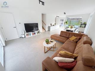 <h3><span>Instapklare, energiezuinige BEN-nieuwbouwwoning met 3 slaapkamers en tuin nabij De Gavers</span></h3><p><span>Ontdek deze recente, perfect afgewerkte </span><span>nieuwbouwwoning</span><span> op een toplocatie dicht bij het prachtige domein </span><span>De Gavers</span><span> de ideale plek voor wie houdt van rust, natuur en toch een vlotte bereikbaarheid.</span></p><p><span>De woning verwelkomt je met een </span><span>stijlvolle inkomhal</span><span> met gastentoilet, gevolgd door een </span><span>ruime en lichtrijke leefruimte</span><span> met </span><span>open, volledig uitgeruste keuken</span><span> en aansluitende berging. Hier geniet je dagelijks van een open gevoel en veel natuurlijk licht.</span></p><p><span>Op de eerste verdieping bevinden zich </span><span>drie volwaardige slaapkamers</span><span>, een </span><span>moderne badkamer</span><span> met ligbad, douche en dubbel lavabomeubel, en een </span><span>afzonderlijk toilet</span><span>.<br />De tweede verdieping biedt een </span><span>zolderruimte van maar liefst 42 m²</span><span>, ideaal als extra slaapkamer, hobbyruimte of bureel.</span></p><p><span>Pluspunten:</span></p><ul><li><span>Zonnepanelen voor een lage energiefactuur</span></li><li><span>Ventilatiesysteem type D</span></li><li><span>Regenwaterput aanwezig</span></li><li><span>Elektrische installatie volledig conform AREI</span></li><li><span>Verkoop onder </span><span>registratierechten van slechts 2%</span></li></ul><p><span>Deze woning is </span><span>instapklaar</span><span>, </span><span>energiezuinig</span><span> en </span><span>kwalitatief afgewerkt</span><span> de perfecte keuze voor wie comfortabel en zorgeloos wil wonen.</span></p><p><span>Wacht niet te lang!</span><span> Nieuwbouwwoningen van deze kwaliteit en ligging zijn zeldzaam.<br />Reageer via de advertentie en wij nemen graag contact op om een bezoek in te plannen.</span></p>