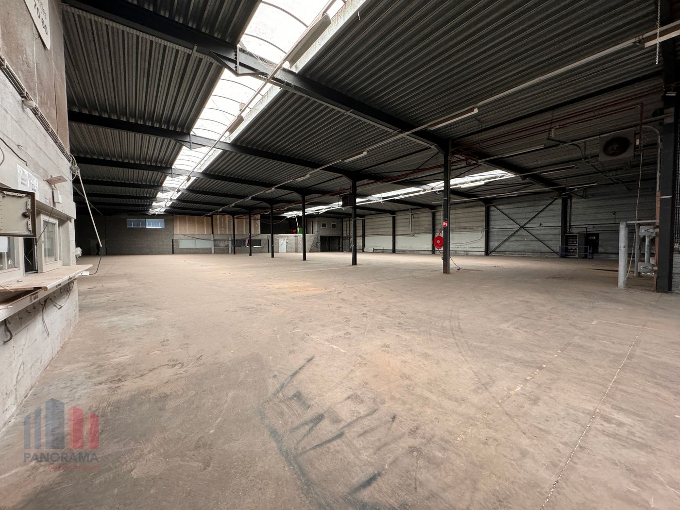 OPVALLEND BEDRIJFSGEBOUW MET KANTOOR TE ROESELARE – UITSTEKENDE ZICHTBAARHEID - foto 5