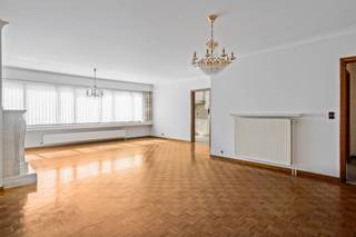 Interesse in dit groot gelijkvloers appartement met tuin en garage? Bekijk de virtuele toer en maak via Livitas.be ONLINE je afspraak.Een prachtig...