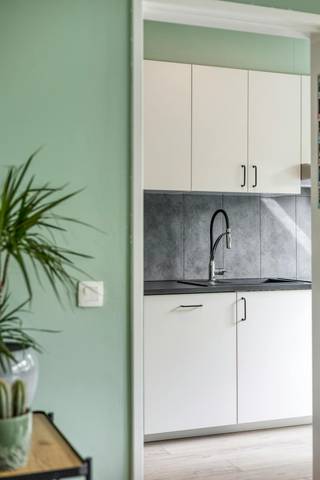 Dit ruime, lichtrijke en instapklare appartement op de tweede verdieping (zonder lift) werd in 2021 bijna volledig gerenoveerd en biedt een perfecte combinatie van hedendaags wooncomfort en een rustige, groene ligging. Het centrum van Brasschaat, natuurgebied De Mik, het Gemeentepark en de golf is allemaal nabij.<br /><br />In 2021 werden onder meer de ramen, keuken, badkamer en vloeren vernieuwd. Ook het dak werd ondertussen geïsoleerd (12 cm) en de terrassen werden aangepakt. Hierdoor zou een nieuw EPC-attest naar verwachting een gunstigere score behalen.<br /><br />Indeling:<br />- Inkomhal met vestiairekast en gastentoilet<br />- Woonkamer<br />- Keuken<br />- Balkon aan de voorzijde<br />- Twee volwaardige slaapkamers<br />- Extra kamer, ideaal als bureau, dressing of berging<br />- Badkamer met inloopdouche, lavabomeubel en aansluiting voor wasmachine en droogkast<br />- Zuid-West gericht terras van ca. 7 m²<br /><br />Bijzonderheden:<br />- Centrale ligging in Brasschaat<br />- EPC 254 kWh / (m² jaar) - Label C (attest van voor renovaties)<br />- Inclusief Garagebox (17m²) op 1 min wandelen<br />- Elektriciteit conform<br />- Asbestveilig <br />- Gemeenschappelijke kost: €100/maand (kuisen gang, blokpolis, syndicus, ruimen beerput,...)<br /><br />Interesse? Neem contact op met ons vastgoedkantoor via 03/666 66 66<br /><br />Bestuursmaatregelen in het maatregelenregister: nee