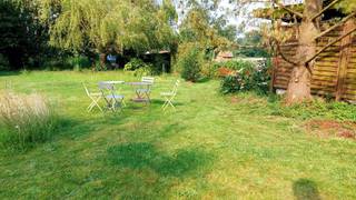 Te lettelingen, op de grens met Herne en Kokejane, verscholen in het groen, vindt u deze bijzonder charmante woning met een prachtig aangelegde, natuurlijke tuin van maar liefst 12,53 aren. Hier geniet u van absolute rust, terwijl alle voorzieningen zich op amper vijf minuten afstand bevinden: station, grote winkels, apotheek, scholen (Nederlandstalig en Franstalig), de A8/E429 Brussel–Doornik, én de Golf Club van Edingen met zijn beroemde park en manege /ponyclub op 200m.
Het huis is zeer lichtrijk en baadt van ’s morgens tot ’s avonds in de zon. De tuin is volledig afgesloten en biedt een idyllische vijver, een tuinhuis, carport en een gevoel van volledige privacy. Op het gelijkvloers: inkomhal met vestiaire en toilet, een grote leefruimte +/-53m², grote volledig ingerichte woonkeuken met aanpalende berging, slaapkamer ( 12m²) en garage. Op de verdieping geeft de nachthal toegang tot 3 ruime kamers (33m²,15², 19m²), een grote badkamer (ligbad, dubbele lavabo, afzonderlijke douche) en toilet.
Deze woning biedt ook heel wat opslagmogelijkheden dankzij de garage en buitenberging/carport
Extra troeven: alarmsysteem, natuurlijke en onderhoudsvriendelijke tuin, rustige ligging met vlotte bereikbaarheid.
Een woning die rust, ruimte en charme combineert — klaar om uw nieuwe thuis te worden. Voor meer info of bezoek contacteer Sophie 0496/71.50.59