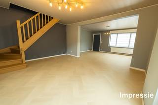 Centraal in Rillaar, op wandelafstand van winkels, scholen en openbaar vervoer, vind je deze charmante open bebouwing op een mooi perceel van 7a 70ca. De woning werd grondig gerenoveerd in 2008/2009 en combineert een praktische indeling met veel potentieel. <br /><br />Op het gelijkvloers ontdek je een ruime leefruimte met aansluitend de keuken, perfect voor gezellige momenten met familie of vrienden. Naast de keuken bevindt zich een berging met doorgang naar de inpandige garage, ideaal voor extra opbergruimte of een vlotte toegang tot de wagen. De veranda naast de keuken biedt een leuke overgang tussen binnen en buiten en geeft toegang tot de tuin. Verder vind je op het gelijkvloers ook de badkamer terug. <br /><br />Op de eerste verdieping zijn er twee ruime slaapkamers, beide voorzien van ingemaakte kasten die zorgen voor extra bergruimte. De bergzolder, bereikbaar via een zolderluik, biedt nog bijkomende opslagmogelijkheden of kan eventueel verder ingericht worden.<br /><br />De woning is uitgerust met centrale verwarming op aardgas en houten ramen met hoogrendement beglazing, wat bijdraagt aan een aangenaam en energiezuinig wooncomfort. De vloer op het gelijkvloers dient nog gelegd te worden, wat je de kans geeft om de afwerking volledig naar eigen smaak en stijl te realiseren, de perfecte gelegenheid om er echt jouw thuis van te maken.<br /><br />Buiten geniet je van een ruime tuin en een aansluitend bijgebouw van ongeveer 50 m². Dit bijgebouw vraagt nog de nodige renovatiewerken, maar biedt enorm veel potentieel om omgevormd te worden tot een hobbyruimte, atelier of werkplaats. Achteraan het perceel ligt een mooi, groen stuk tuin waar je heerlijk kan ontspannen en genieten van het buitenleven.<br /><br />Dankzij de centrale ligging en de vlotte verbinding naar de E314 richting Leuven en Diest, is deze woning ideaal voor wie centraal wil wonen met alle voorzieningen binnen handbereik.<br /><br />Kom snel deze woning samen met ons ontdekken en laat u aangenaam verrassen. Contacteer Dupont Vastgoed voor een bezoek ter plaatse op 0471 91 88 46.