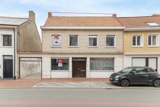 Adinkerke / De Panne – Te renoveren gezinswoning met 4 verhuurde garages Bent u op zoek naar een woning met ruimte en mogelijkheden? Deze te...