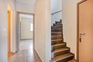 <p>Ontdek deze lichtrijke duplex (120 m²) uit 2014, gelegen in een rustige residentiële buurt met alle faciliteiten binnen handbereik.</p><p>Op de eerste verdieping vindt u een inkomhal, een ruime open leefruimte met volledig uitgeruste keuken en toegang tot een zonnig terras. Daarnaast is er een eerste slaapkamer met bijhorende badkamer.</p><p>De tweede verdieping biedt twee ruime slaapkamers en een tweede high-end badkamer, evenals een apart toilet. Extra bergruimte is voorzien in de berging. Parkeren kan eenvoudig via de staanplaats vooraan of de carport achteraan.</p><p>Met een gunstig EPC B en conforme elektriciteit is dit een energiezuinige en zorgeloze woonst. Het gelijkvloers appartement in hetzelfde gebouw wordt eveneens te koop aangeboden.</p><p> </p>