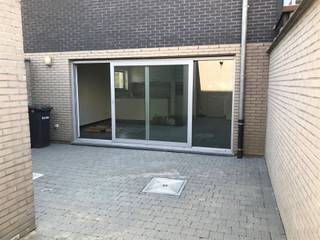 <p><span>Dit gezellige gelijkvloers appartement is ideaal voor wie op zoek is naar een comfortabele en praktische woonst met een aangename buitenruimte. </span></p><p><span>Het appartement beschikt over een gezellige leefruimte met aansluitend een mooi ingerichte keuken, voorzien van een vaatwasmachine, keramisch kookvuur, dampkap, koelkast en oven. </span></p><p><span>Verder is er één slaapkamer en een verzorgde badkamer met badkamermeubel, lavabo en inloopdouche. </span></p><p><span>Daarnaast beschikt het appartement over een apart gastentoilet.</span></p><p><span> </span></p><p><span>Een absolute troef is het zeer ruime terras van maar liefst 29 m², ideaal om volop te genieten van het buitenleven. </span></p><p><span>Daarnaast is er een gemeenschappelijke fietsenberging aanwezig. Het appartement is beschikbaar vanaf 1 november 2026.</span></p><p><span> </span></p><p><span>De gemeenschappelijke kosten bedragen € 50 per maand. </span></p><p><span>Optioneel kan er een garage gehuurd worden aan € 115 per maand.</span></p>
