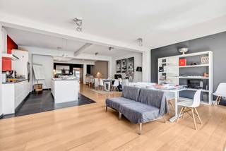 In het hart van Etterbeek, op een steenworp van metrostation Thieffry en het Overwinnaarsplein, stelt SO Estates u deze ruime duplex van ±215 m² voor, die royale volumes en mooie afwerkingen combineert. Op het hoofdniveau een lichtrijke leefruimte met grote raampartijen, open op een uitgeruste keuken met kookeiland en een eetkamer, aangevuld met een inkomhal en een bureau. <br />De onderste verdieping omvat drie slaapkamers, twee dressings en twee moderne badkamers, waarvan één met dubbele wastafel, bad en douche. Het pand beschikt bovendien over een echte wellnessruimte met sauna en douche, evenals over een terras en een tuin aan de achterzijde. Eiken parket, centrale verwarming op gas, EPC E-. Vrij bij akte. <br />Een karaktervol pand met mooie leefruimtes, ideaal gelegen in een levendige en gegeerde buurt, op wandelafstand van winkels, scholen en openbaar vervoer. Een bezoek is een must!