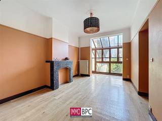 Découvrez cette charmante maison nichée dans un quartier paisible et verdoyant de Ganshoren. Offrant 160 m² d’espace de vie répartis sur...