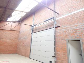 Ruim magazijn van 100m².Hoge automatische sectionaalpoort, water, elektriciteit, sanitair NIEUW !!!Het betreft de laatste nieuwe magazijn - unit van...