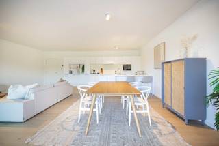 <p><span><strong>VILVORDE</strong></span> - Situé dans la phase Waterzicht, cet appartement 2 chambres offre des volumes généreux et une distribution idéale pour une vie de famille. Implanté dans le projet d’envergure 4 Fonteinen, il bénéficie d’un environnement calme, verdoyant et sans voitures, tout en restant proche de Bruxelles.<br />Le séjour spacieux avec cuisine ouverte forme un espace de vie convivial, prolongé par une terrasse privative avec vue sur l’eau ou les jardins communs. Les deux chambres offrent confort et intimité, le tout avec des matériaux durables et des finitions contemporaines.<br />Le logement est équipé d’un chauffage par le sol, d’une ventilation double flux et d’une excellente isolation, assurant un confort optimal toute l’année. <br />Selon les choix possibles, livré à l’acte ou avec la possibilité de personnaliser le bien en choisissant vos finitions, et vendu avec l’opportunité de bénéficier de la TVA à 6 %, cet appartement 2 chambres représente une occasion rare de s’installer dans un quartier en plein développement, alliant qualité de vie et excellente accessibilité.<br />Les surfaces sont données à titre indicatif. Contactez-nous pour plus d’informations.</p>