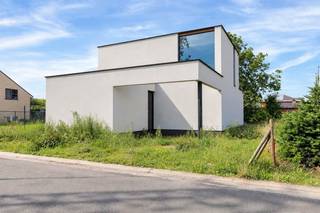 Bent u op zoek naar een moderne nieuwbouwwoning die u volledig naar eigen smaak kunt afwerken? Dan is deze prachtige woning, gelegen in de Meidoornstraat 25 te Bilzen-Hoeselt, zeker het ontdekken waard. De woning is recent volledig gebouwd en bevindt zich momenteel in cascofase. De basis is dus volledig aanwezig, terwijl u de verdere afwerking en inrichting nog volledig kunt afstemmen op uw eigen wensen en stijl.<br /><br /><strong>Rustig wonen in een aangename omgeving</strong><br />De woning is gelegen in een rustige en aangename woonomgeving in Bilzen-Hoeselt. Dankzij de goede bereikbaarheid bevinden winkels, scholen, horeca en dagelijkse voorzieningen zich op korte afstand. Ook omliggende gemeenten en steden zijn vlot bereikbaar. Een ideale ligging voor wie rustig wil wonen, maar toch alle voorzieningen binnen handbereik wenst.<br /><br /><strong>Moderne architectuur met veel licht en ruimte</strong><br />Bij binnenkomst komt u terecht in een de ruime inkomhal, dewelke fungeert als centraal punt in de woning. Vanuit de inkomhal bereikt u de ruime leefruimte, waar woonkamer, eetkamer en open keuken mooi met elkaar verbonden zijn. De grote raampartijen zorgen voor veel lichtinval en bieden een mooi zicht op de tuin. Vanuit de leefruimte is er bovendien een aangename verbinding met de buitenruimte. <br /><br />Aansluitend aan de woonkamer bevindt zich nog een praktische berging als ook op het gelijkvloers is er een ruimte voor vestiaire voorzien als ook het gastentoilet.<br /><br />Via de trap in de woonkamer bereikt u de eerste verdieping. Ook hier zorgen de grote raampartijen voor een mooie lichtinval. De verdieping beschikt over een vide en een ruime overloop die nog volledig naar eigen wens kan worden ingericht, bijvoorbeeld als gezellige bureauruimte, leeshoek of hobbyruimte.<br /><br />De grote ruimte op deze verdieping biedt verschillende mogelijkheden. Zo kan deze ingericht worden als een ruime master bedroom met een aansluitende dressing, maar kan er ook gekozen worden voor een indeling met twee slaapkamers en een aparte dressing. Afhankelijk van uw behoeften kan de ruimte dus flexibel worden ingedeeld. Verder bevindt zich op deze verdieping een ruimte voor badkamer en een apart toilet.<br /><br />Wenst u nog meer slaapkamers te creëren? Ook dit behoort tot de mogelijkheden, mits enkele bouwkundige aanpassingen. Zo kan de indeling verder worden afgestemd op uw persoonlijke woonwensen en behoeften.<br /><br />De woning beschikt eveneens over een ruime kelderverdieping met een technische ruimte en een berging. Daarnaast is er een grote multifunctionele ruimte die bijvoorbeeld kan worden ingericht als muziekstudio, hobbyruimte, extra bergruimte of andere polyvalente ruimte. De kelder biedt hierdoor heel wat extra mogelijkheden en praktische opbergruimte.<br /><br />Tot slot is er aan de voorzijde van de woning een extra bergruimte voorzien, dewelke kan dienen als een plek om je motor of fiets veilig en droog te parkeren, of eventueel ingezet kan worden als extra bergruimte. <br /><br /><strong>Energiezuinig en technisch goed voorbereid</strong><br />De woning is reeds voorzien van de belangrijkste technische voorzieningen. Zo zijn alle stroomkabels en ventilatieleidingen reeds aangelegd. De woning beschikt hiermee over een uitstekende technische basis voor comfortabel en energiezuinig wonen.<br /><br />De pleisterwerken zijn reeds uitgevoerd, waardoor de woning een mooie afgewerkte basis heeft. Enkel de verdere inrichting en afwerking, waaronder het sanitair en de vloerverwarming, dient nog te worden voorzien. Zo krijgt u nog de vrijheid om onder andere de keuken, vloerafwerking, badkamer en overige materialen volledig naar eigen smaak te kiezen.<br /><br />De woning beschikt verder over een aangename tuin en een carport. Zonnepanelen zijn momenteel niet voorzien.<br /><br /><strong>Belangrijkste troeven</strong>
<ul>
<li>Moderne en hedendaagse architectuur</li>
<li>Ruime en lichtrijke leefruimte</li>
<li>Grote raampartijen met zicht op de tuin</li>
<li>Vide en multifunctionele overloop</li>
<li>Zeer energiezuinige basis</li>
<li>Verdere afwerking volledig naar eigen smaak mogelijk</li>
<li>Er zullen nog inbouwspots geplaatst worden en de stopcontacten zullen ook worden voorzien.</li>
</ul>
<br />! Voordeel koper: verkoop onder registratierechten ipv BTW !<br /><br />Bekijk de video van deze woning via de volgende <strong><span>link</span></strong>: <em>https://www.youtube.com/shorts/2Zm9bcYA2wE?feature=share</em><br /><br />Deze woning is een uitstekende opportuniteit voor wie op zoek is naar een moderne nieuwbouwwoning, maar tegelijkertijd de vrijheid wil behouden om de afwerking en inrichting volledig zelf te bepalen. Dankzij de reeds gerealiseerde bouw, de ruime leefruimtes, de flexibele verdieping, de kelder en de mooie buitenruimte beschikt de woning over alle troeven om er een bijzonder aangename thuis van te maken.<br /><br />Neem contact met ons op via <span><strong>+32 (0)89 23 44 22</strong> </span>of via <span><strong>info@immoverslegers.be</strong></span> voor meer informatie of een bezichtiging.