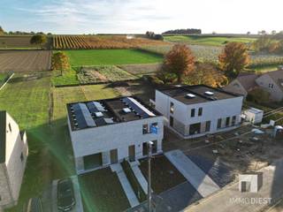 <p><span>Deze knappe nieuwbouwwoning in moderne architectuur maakt deel uit van project 'La Vue' (Struikstraat 77A, 77B, 77C en 77 D in Assent). </span></p><p><span> </span></p><p><span>Woning Struikstraat 77B</span><span> heeft 178 m² woon- en leefruimte en omvat:</span></p><p><span>- kruipkelder</span></p><p><span>- gelijkvloers: inkomhal, gastentoilet, eetruimte, centrale keuken, leefruimte met bureel, ruime berging</span></p><p><span>- verdieping: drie volwaardige slaapkamers, nachthal met lichtstraat die als dressing kan dienen, een complete badkamer, apart toilet en technische berging</span></p><p><span> </span></p><p><span>Buiten beschikt u over een zeer ruim en zonnig terras met zicht en toegang naar de tuin.</span></p><p><span>De tuin wordt ingezaaid en gescheiden met een aangeplante haag. Vooraan zijn er eveneens verhardingen en planten voorzien.</span></p><p><span>Dit alles op een perceel grond van 1024 m² met een prachtig groen zicht op de Hagelandse velden.</span></p><p><span> </span></p><p><span>Kwaliteiten</span></p><p><span>+ lichtrijk (maximale lichtinval dankzij de grootte raampartijen);</span></p><p><span>+ grote leefruimte (met ruimte voor een bureau);</span></p><p><span>+ uniek zuidgericht terras (met prachtig perspectief);</span></p><p><span>+ zeer energiezuinig: label A (goed voor een besparing op uw energiefactuur + op de onroerende voorheffing);</span></p><p><span>+ duurzaam: zonnepanelen met warmtepomp voor verwarming, warm water én koeling;</span></p><p><span>+ landelijke zichten en toch vlakbij Bekkevoort en Diest;</span></p><p><span>+ op 5 minuten van de snelweg Genk-Leuven-Brussel-Antwerpen</span></p><p><span>+ aan de voet van het mooie Hageland, de verborgen parel van Vlaanderen, waar heuvels fluisteren en wijnranken zingen.</span></p><p><span> </span></p><p><span>Zeer knappe luxe afwerking. U kan de woning nog volledig naar uw hand zetten. Maak je eigen keuzes bij de aangestelde toonzalen (keuken, sanitaire uitrusting, vloeren, faiences en binnendeuren).</span></p><p><span>Indien gewenst kan u deze woning ook casco of casco+ kopen. Meer info op aanvraag te verkrijgen.</span></p><p><span> </span></p><p><span>Deze woning is klaar voor de toekomst. </span></p><p><span> </span></p><p><span>La Vue is een nieuw architectuurproject van Mint Projects.</span></p><p><span>Verkoop door Immo Diest, samen thuis in vastgoed.</span></p><p><span>De koper staat centraal. </span></p><p><span>Meer info en een bezoek? Aarzel niet, bel Immo Diest: 013 31 25 22.<br />Wij laten u de woning graag na afspraak bekijken.<br /><br /></span></p>