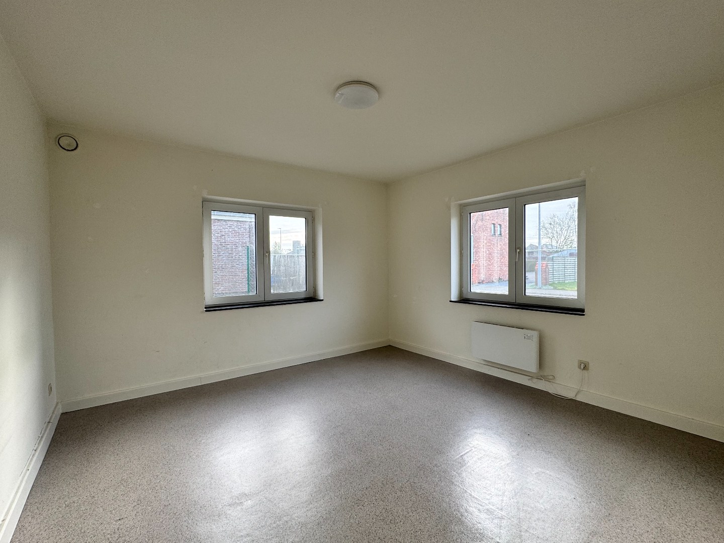 Verzorgd gelijkvloers appartement met 2 slaapkamers en garage. - foto 5