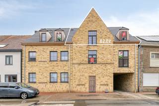 <span><span>De naam <strong>'Scarpato' </strong>is een<strong> </strong>samenvoeging<strong> </strong>van het Italiaanse 'Scarpa' en het Spaanse 'Zapato' wat beiden 'schoen' betekent. Hiermee verwijzen we naar de vroegere bekende schoenwinkel "Supeene" die op deze centrale locatie was gevestigd. De realisatie is ontwikkeld door FI2BUILD die zich als bouwheer profileert als bijzonder klantgericht, vernieuwend en beschikt over een duidelijke visie wat betreft toekomstgericht wonen. De residentie bevindt zich op wandelafstand van de markt van Kortemark alsook op een boogscheut van het station gelegen. Tevens treft men tal van kwalitatieve handelszaken aan in de buurt. <br /><br />'Scarpato' beschikt over <strong>5 ruime appartementen</strong> met <strong>2 of 3 slaapkamers</strong> en een totale oppervlakte variërend van 88 m² tot 123 m². Daarnaast beschikt elk appartement over ruime terrassen (tot wel 35m²). Achterliggend biedt de residentie <strong>8 parkeerplaatsen, 13 garages</strong> (groot en standaard afmetingen mogelijk - voorzien van automatische sectionaalpoort) en <strong>een groenzone met pétanquebaan</strong>. In de residentie werd de nodige aandacht besteed aan een <strong>afzonderlijke (afgesloten) fietsenberging, een vuilnislokaal</strong> en <strong>private bergingen per appartement.</strong> Kopers die op heden instappen in dit nieuwbouwverhaal hebben bijkomende voordelen, ondermeer de vrije keuze in de afwerking van de keuken, badkamer en de vloer van uw appartement. Het lastenboek voorziet ruime mogelijkheden voor de koper om zijn eigen accent te leggen in de verdere afwerking (ruime budgetten voorzien voor verdere afwerking - op te vragen bij makelaar).<br /><br />Bij de ontwikkeling werd door de bouwheer een bijzondere aandacht besteed aan kwalitatieve en duurzame materialen in combinatie met een unieke en karaktervolle architectuur (architectenbureau Vanhoorn-Maeckelbergh) passend bij deze locatie. Naast de vormgeving zijn ook de keuze van technieken hierbij van essentieel belang. Hierbij koos men resoluut voor uiterst energiezuinige en vernieuwende methodes. Ieder appartement zal afgewerkt worden met een <strong>Smart Air Klimaatsysteem</strong> (via <strong>individuele lucht/lucht warmtepomp</strong> per appartement), een uniek een vooruitstrevend systeem die koeltechnische warmte of koude omzet in warm/koude lucht en via kanalisatie verdeeld (in combinatie met een ventilatie systeem D). Door deze keuze beschikt het appartement over een volwaardig acclimatisatiesysteem waardoor elke bewoner tijdens warme zomermaanden zijn appartement perfect kan koelen (airco)! Een thermostaat per ruimte behoort hierbij ook tot de mogelijkheden (zie lastenboek). Tevens beschikt ieder appartement over <strong>zonnepanelen individueel aangesloten </strong>(geen gasaansluiting meer in deze residentie).  <br /><br /><strong><u>Appartement 02.02</u></strong><br />Dit ruim appartement met 3<strong> slaapkamers</strong> beschikt over twee verdiepen (duplex). Bekijk ook zeker het verkoopplan voor een beter zicht op de indeling (zie foto's bij advertentie).<br />Wenst men een extra toilet op het verdiep met de bijkomende slaapkamers? Dan kan ook dit nog gerealiseerd worden (te bespreken op maat en wensen van de klant).<br /><br /><strong><u>Bijzondere troeven:</u></strong></span></span>
<ul>
	<li><span><span>Kleinschalige residentie, lage gemeenschappelijke kosten; </span></span></li>
	<li><span><span><strong>Oplaadpalen voor elektrische wagens</strong> aanwezig op de site + parkeerplaas om te laden;</span></span></li>
	<li><span><span>Rustige ligging doch dicht bij het centrum;</span></span></li>
	<li><span><span>Modernste technologie (Smart Air systeem, <strong>zonnepanelen</strong>,...);</span></span></li>
	<li><span><span>Karaktervolle en unieke architectuur;</span></span></li>
	<li><span><span>Ruime appartementen met veel lichtinval;</span></span></li>
	<li><span><span>De gekozen technieken laten ook toe om uw appartement in de zomer te <strong>koelen (airco)</strong>!</span></span></li>
	<li><span><span><strong>Parkeerplaatsen, diverse garages en afzonderlijke bergingen</strong> beschikbaar;</span></span></li>
	<li><span><span>Gemeenschappelijke <strong>Fietsenstalling en vuilnislokaal</strong> aanwezig.</span></span></li>
</ul>
<span><span>Kom langs op kantoor en ontvang een <strong>unieke verkoopbrochure</strong> van Residentie Scarpato.<br /><br />Bent u op zoek naar een prachtig en ruim appartement in een kleinschalige residentie als investering of als eigen bewoning?<br />Kom dan snel even langs bij ons op kantoor voor meer uitleg! <strong>Contacteer ons via 051 50 11 51.</strong> </span></span><br /><span><span><em>foto's zijn van het modelappartement onder het alhier verkochte appartement. </em></span></span><br /> 