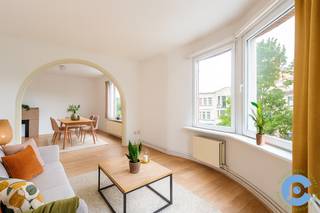 Dit appartement bevindt zich op de tweede verdieping van een kleinschalig gebouw.  Op loopafstand van winkels, scholen, speelterreinen en recreatieve voorzieningen.  Het centrum van Antwerpen is in no time bereikbaar per fiets of openbaar vervoer.  Bus en tramhalte bevinden zich voor de deur!<br /><br />Door de hoekligging en de grote raampartijen heeft het appartement een open zicht en baadt het in het licht.  Via de inkomhal kom je in de ruime lichtrijke leefruimte met charmante boog en authentieke elementen. Aansluitend is er een ruime ingerichte leef keuken met een klein balkon. <br /><br />Aan de achterzijde van het appartement bevinden zich een ruime slaapkamer en een kleine kamer.  Deze kan dienst doen als kinderkamer, dressing of bureau.<br /><br />De badkamer bestaat uit een douche en een wastafel en biedt het nodige comfort.  Het toilet is apart.<br /><br />Extra troeven:  gunstig EPC, parlofoon, centrale ligging, extra kelderberging, …<br /><br />Beschikbaar vanaf 01/05/2026<br />Huurprijs: 895€ + 50€ gemeenschappelijke kosten.<br /><br />Heb je na het bekijken van de foto’s nog bijkomende vragen of kom je dit appartement graag ter plaatse bekijken?  Bel Dries op 0470/107217<br /> 